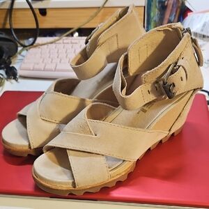LIKE NEW WOMENS JOANIE II SANDAL STRAP ON OATMEAL US 8